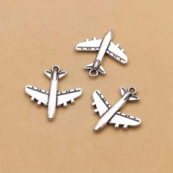 Kljucni privjesak s motivom zrakoplova, cinkova legura, elektroplatiranje, retro stil književnosti i umjetnosti