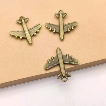 Kljucni privjesak s motivom zrakoplova, cinkova legura, elektroplatiranje, retro stil književnosti i umjetnosti