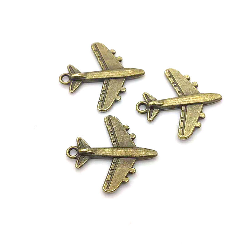 Kljucni privjesak s motivom zrakoplova, cinkova legura, elektroplatiranje, retro stil književnosti i umjetnosti