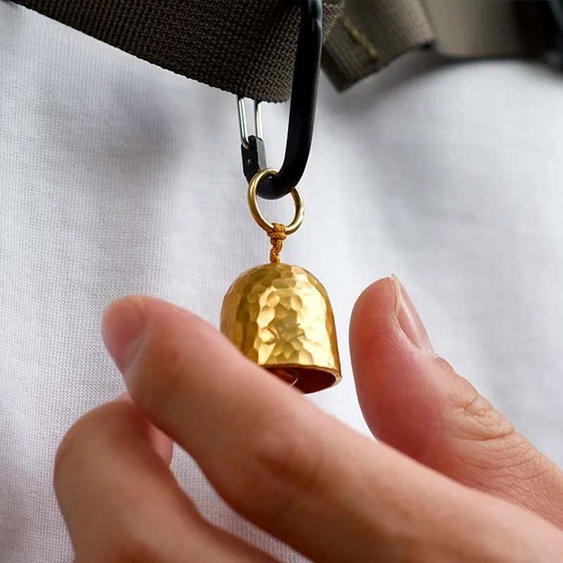 Meden ključni privjesak s udarnim uzorkom zvončića, starinski stil, elektroplatinirani završetak; oblici: srce, kapljica, zvončić; izlazak zima 2024