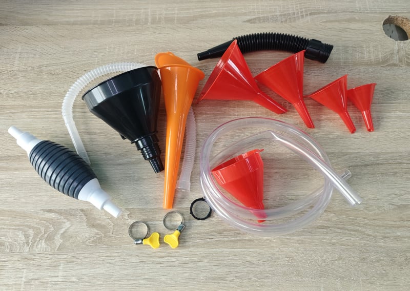 Detektor kvalitete ulja za automobile i motocikle – set alata za vađenje i dolijevanje ulja, model Fuel Funnel, radni raspon temperatura -20 do 80°C, mogućnost prilagodbe