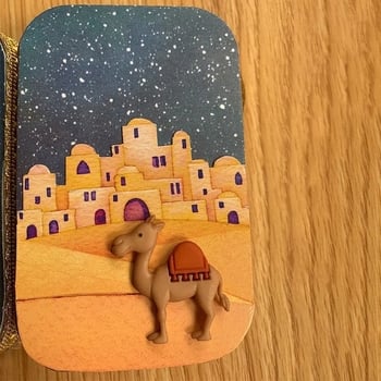 Stolna ukrasna scena Rođenja Isusa — kutija od željeza i drvo, moderni minimalistički stil, kartonska ambalaža