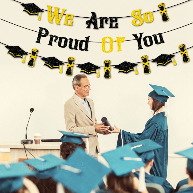 Fundal de absolvire cu steaguri din hârtie și panglici – decor pentru perete pentru ceremonia de absolvire și petrecere tematică