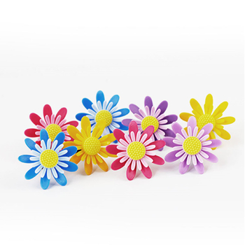 Aromatizant auto cu floare rotativă și clips pentru ventilație (Plastic; 10–20 ml; parfum musk chypre; floral și fructat; evaporare peste 90 de zile)