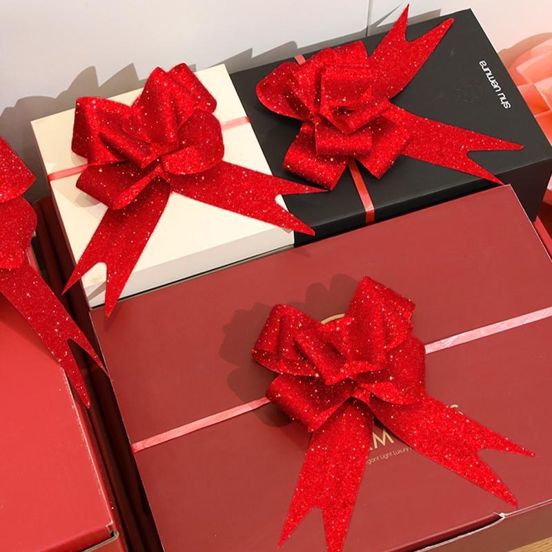 Cutie cadou pentru nuntă — set decor pentru nuntă: ghirlande, panglici, decor pentru cameră și accente pentru coloane de mașini; gata pentru a fi dăruit unui coleg