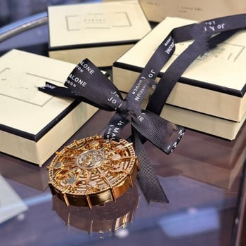 Suport auto pentru aromaterapie cu săculeț – din lemn, parfum floral Freesia, 10–20 ml, evaporare peste 90 zile, montaj suspendat