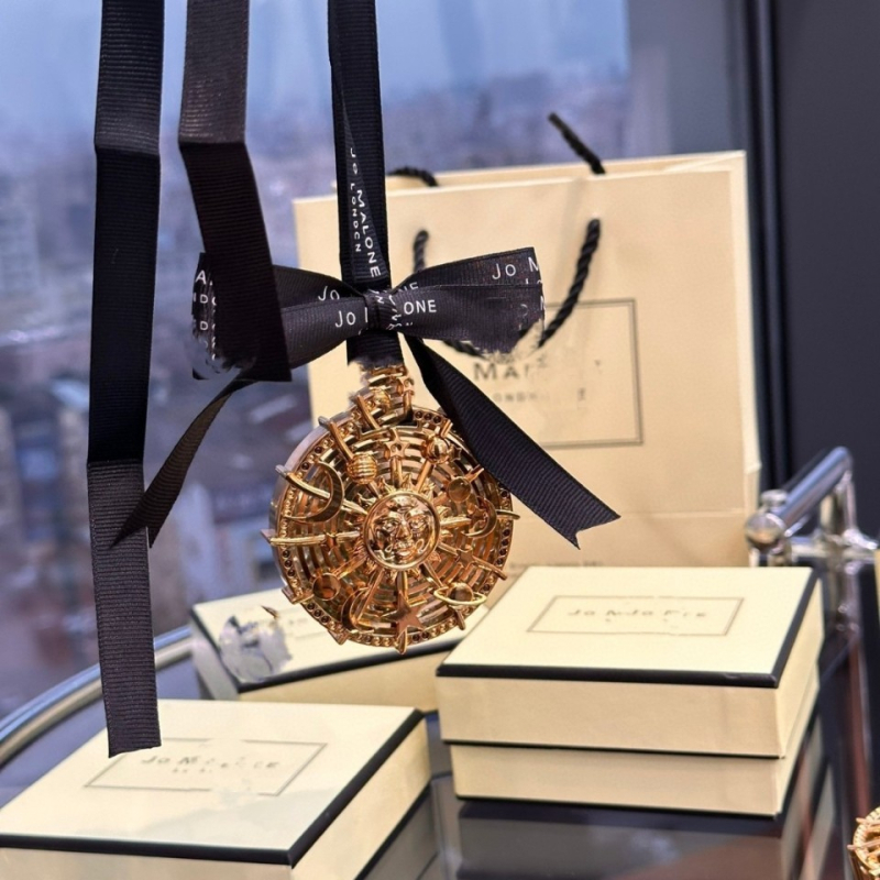 Suport auto pentru aromaterapie cu săculeț – din lemn, parfum floral Freesia, 10–20 ml, evaporare peste 90 zile, montaj suspendat