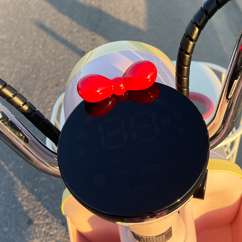 Plastični ukras za ploču s mašnicom za električne mopede – crtani stil, dekorativni dodatak