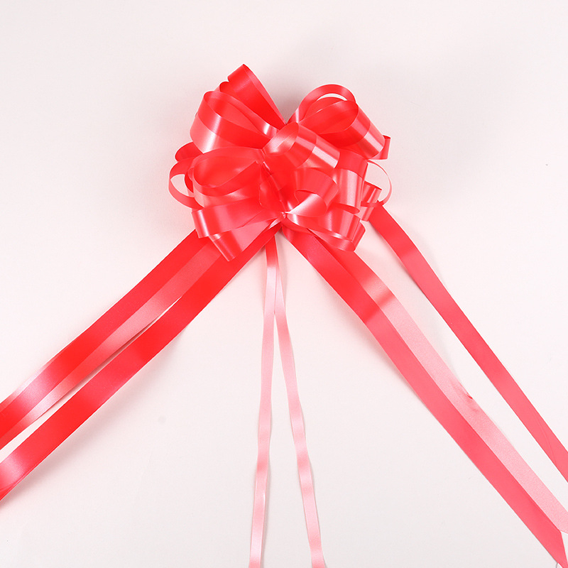 Plastična dekoracija od cvijeća u sferi – rekvizit za uređenje prostora za vjenčanje