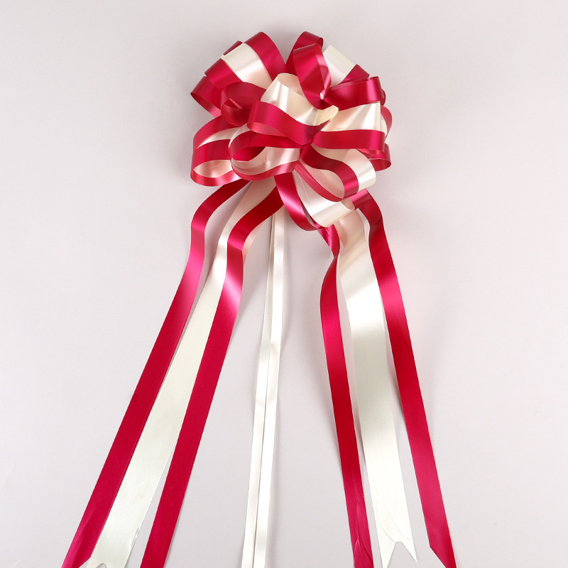 Plastična dekoracija od cvijeća u sferi – rekvizit za uređenje prostora za vjenčanje