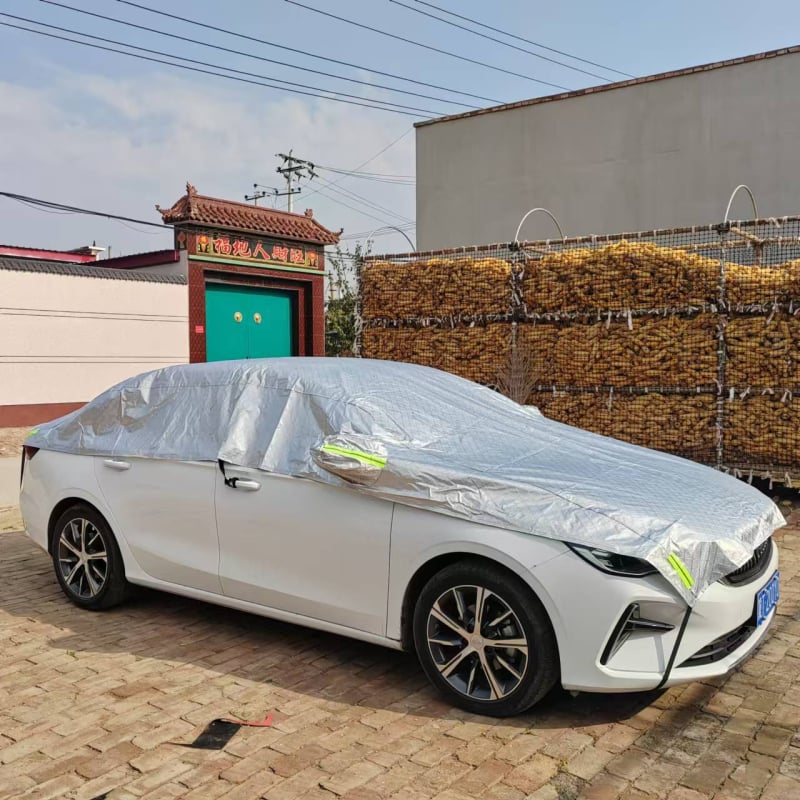 Poklopac motora za auto — izoliran, zaštita od lišća i ptica izmeta; materijal: PEVA + aluminijska folija + baršun; kompatibilan sa sedanima, SUV-ima i MPV-ima; mogućnost prilagodbe; marka New Era