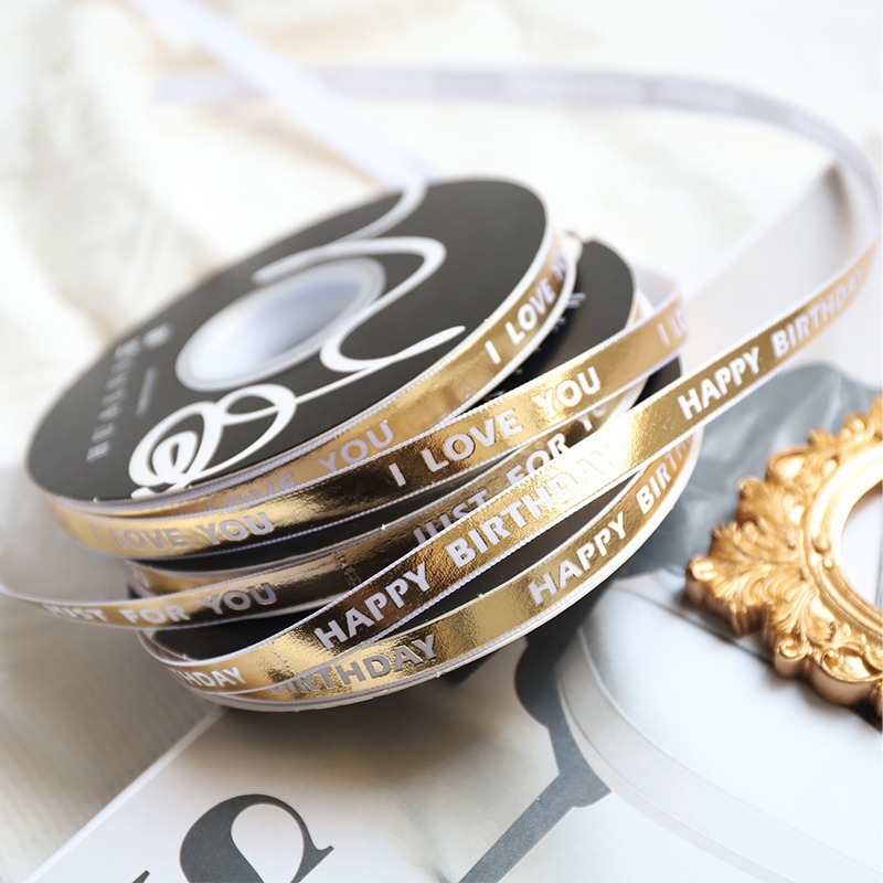  Panglică cu litere aurii pentru împachetarea cadourilor și decorarea prăjiturilor - Flower Habitat; Utilizări: DIY, ambalare cadouri, decorare prăjituri, ambalare flori