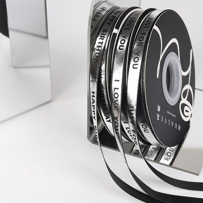  Panglică cu litere aurii pentru împachetarea cadourilor și decorarea prăjiturilor - Flower Habitat; Utilizări: DIY, ambalare cadouri, decorare prăjituri, ambalare flori