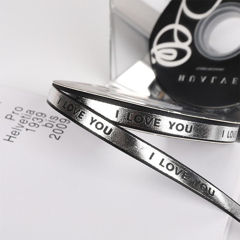  Panglică cu litere aurii pentru împachetarea cadourilor și decorarea prăjiturilor - Flower Habitat; Utilizări: DIY, ambalare cadouri, decorare prăjituri, ambalare flori