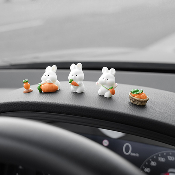 Runner декоративна фигура за интериора на автомобил от смола — карикатурно зайче за централната конзола