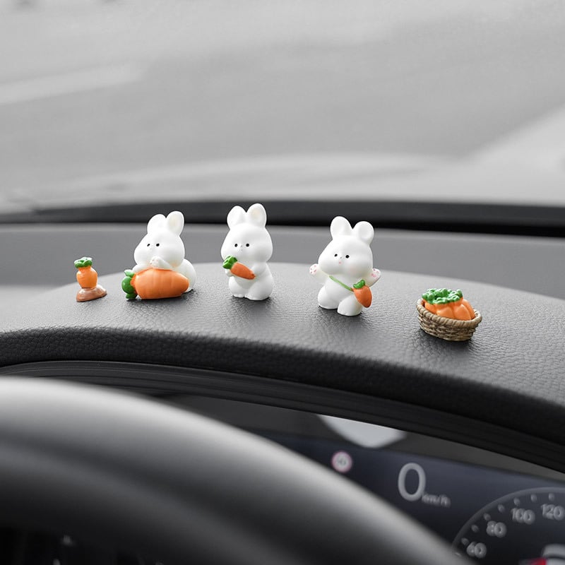 Runner декоративна фигура за интериора на автомобил от смола — карикатурно зайче за централната конзола