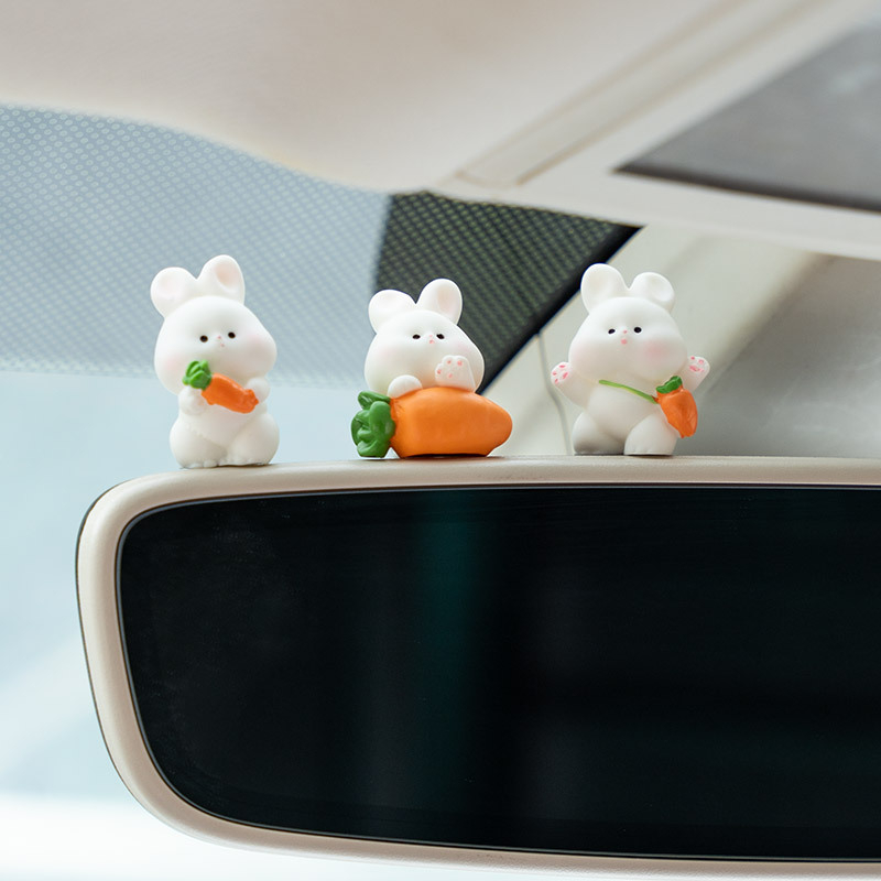 Runner декоративна фигура за интериора на автомобил от смола — карикатурно зайче за централната конзола