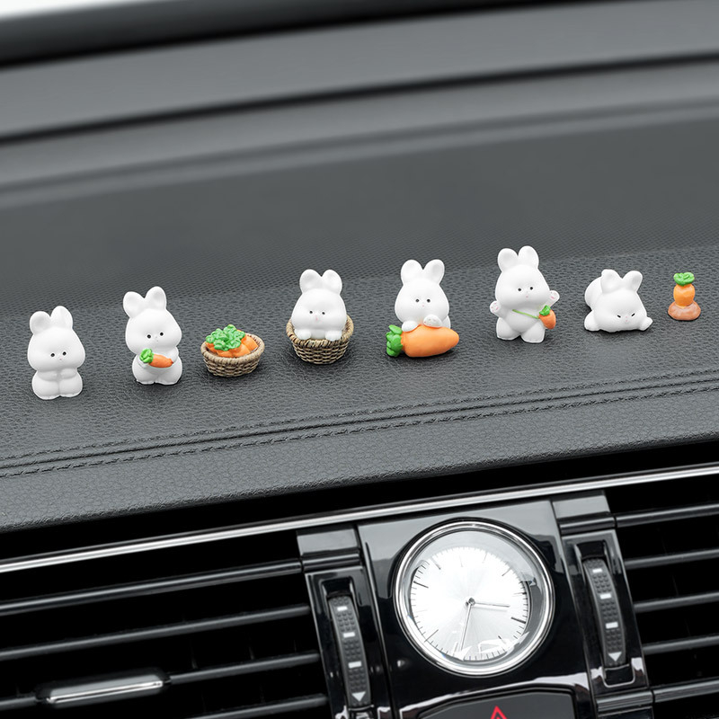 Runner декоративна фигура за интериора на автомобил от смола — карикатурно зайче за централната конзола