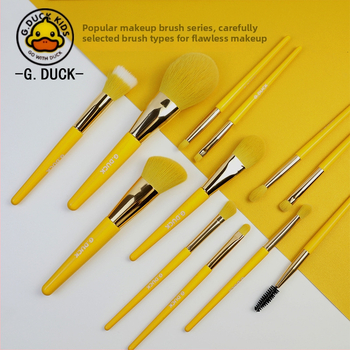 12 darabos kacsás témájú sminkecset-készlet, műszálas sörtékkel, fa fogókkal, teljes hossz 18 cm, sörtéj hossza 5 cm, PVC dobozban