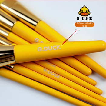 12 darabos kacsás témájú sminkecset-készlet, műszálas sörtékkel, fa fogókkal, teljes hossz 18 cm, sörtéj hossza 5 cm, PVC dobozban