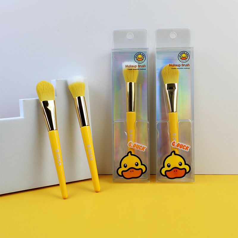 12 darabos kacsás témájú sminkecset-készlet, műszálas sörtékkel, fa fogókkal, teljes hossz 18 cm, sörtéj hossza 5 cm, PVC dobozban