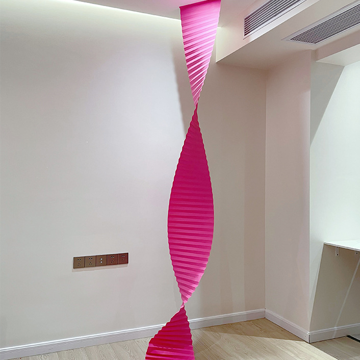 Esküvői dekoráció a helyszín berendezéséhez — összecsukható hullámos papír, origami hullám, girland