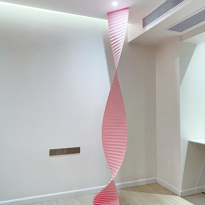 Esküvői dekoráció a helyszín berendezéséhez — összecsukható hullámos papír, origami hullám, girland