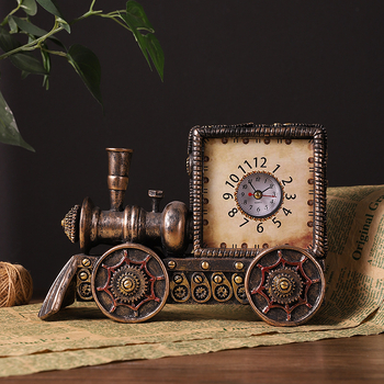 Vintage fotoaparat od smole sa budnim satom i motivom lokomotive