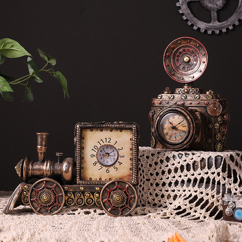 Vintage fotoaparat od smole sa budnim satom i motivom lokomotive