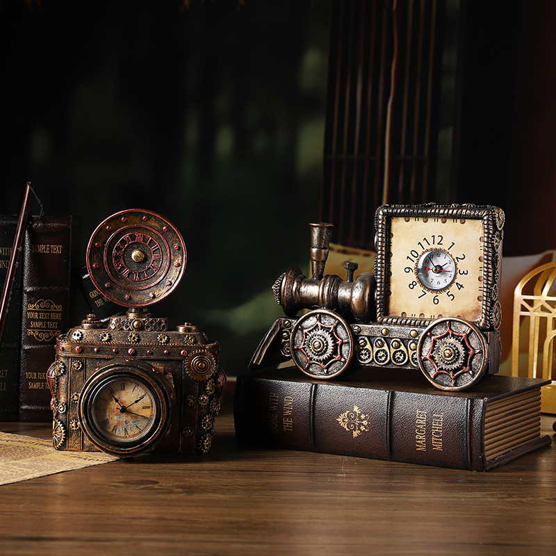 Vintage fotoaparat od smole sa budnim satom i motivom lokomotive