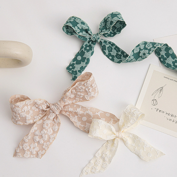 Csipkés virágcsomogoló szalag, megvastított, redőzött, reliefes virág mintával, poliészter