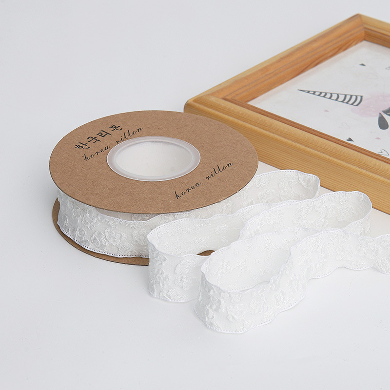 Csipkés virágcsomogoló szalag, megvastított, redőzött, reliefes virág mintával, poliészter