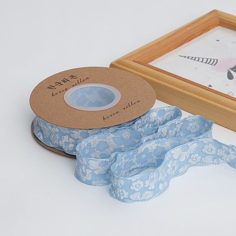 Csipkés virágcsomogoló szalag, megvastított, redőzött, reliefes virág mintával, poliészter