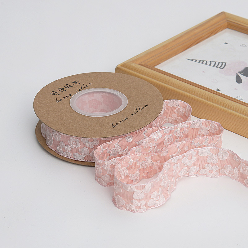 Csipkés virágcsomogoló szalag, megvastított, redőzött, reliefes virág mintával, poliészter