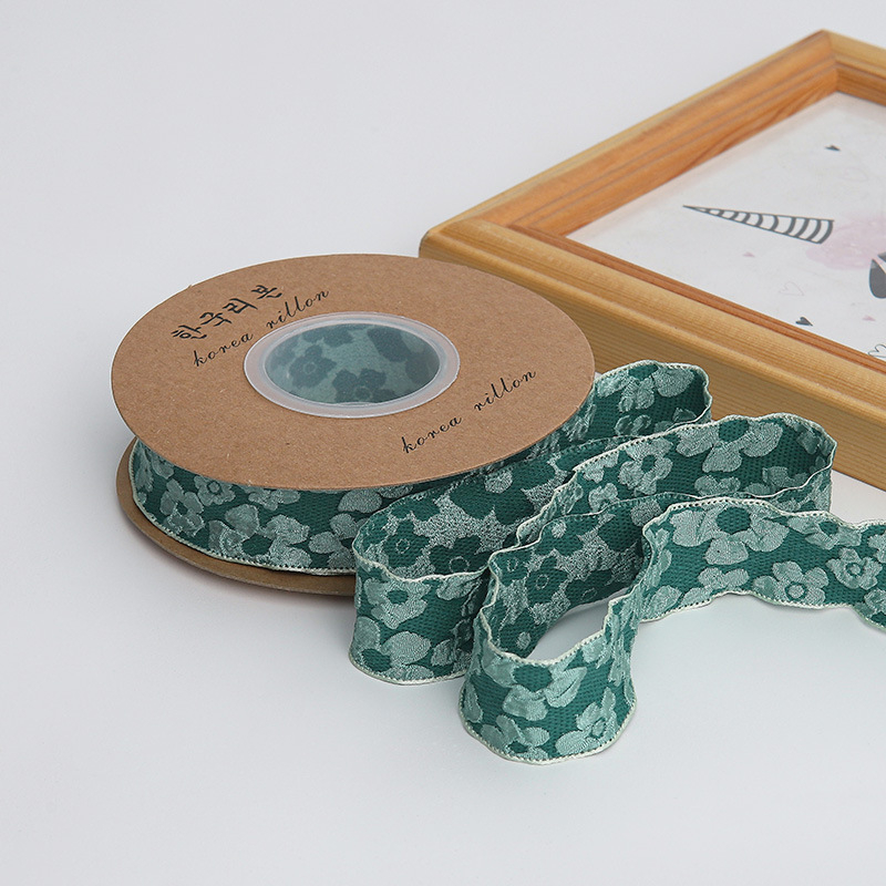 Csipkés virágcsomogoló szalag, megvastított, redőzött, reliefes virág mintával, poliészter