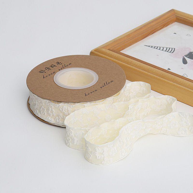 Csipkés virágcsomogoló szalag, megvastított, redőzött, reliefes virág mintával, poliészter