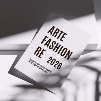 Termékfotózáshoz rekvizít: kézben tartható kártya-modell, háttér a magazinborítókhoz