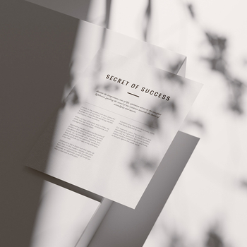 Termékfotózáshoz rekvizít: kézben tartható kártya-modell, háttér a magazinborítókhoz