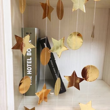 Esküvői rendezvényekhez tervezett helyszín-dekorációs kellék – kör alakú, tükrös felületű papírdísz szalaggal