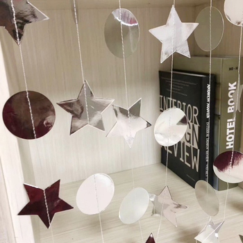 Esküvői rendezvényekhez tervezett helyszín-dekorációs kellék – kör alakú, tükrös felületű papírdísz szalaggal