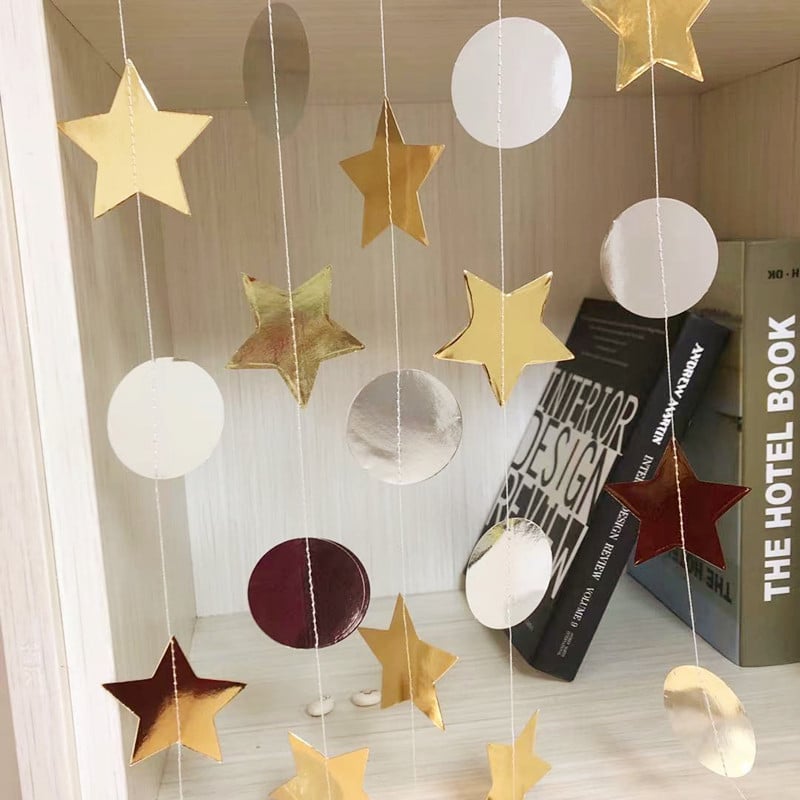 Esküvői rendezvényekhez tervezett helyszín-dekorációs kellék – kör alakú, tükrös felületű papírdísz szalaggal