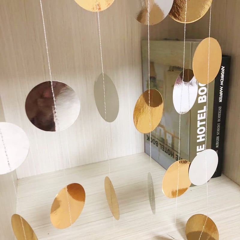 Esküvői rendezvényekhez tervezett helyszín-dekorációs kellék – kör alakú, tükrös felületű papírdísz szalaggal