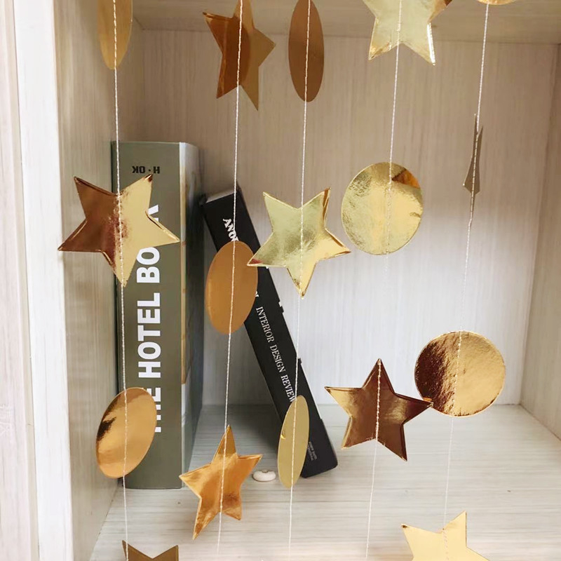 Esküvői rendezvényekhez tervezett helyszín-dekorációs kellék – kör alakú, tükrös felületű papírdísz szalaggal