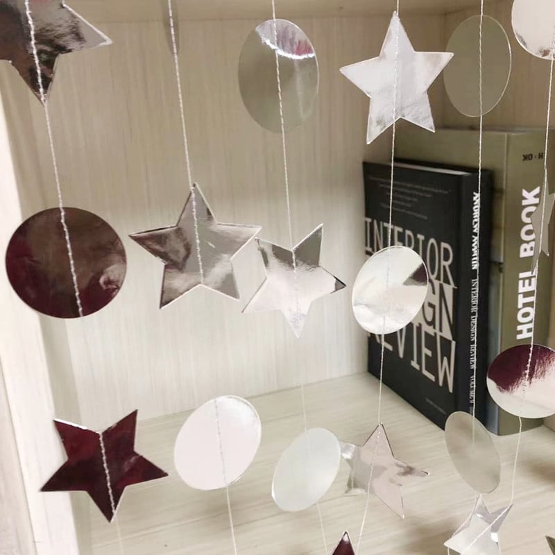 Esküvői rendezvényekhez tervezett helyszín-dekorációs kellék – kör alakú, tükrös felületű papírdísz szalaggal