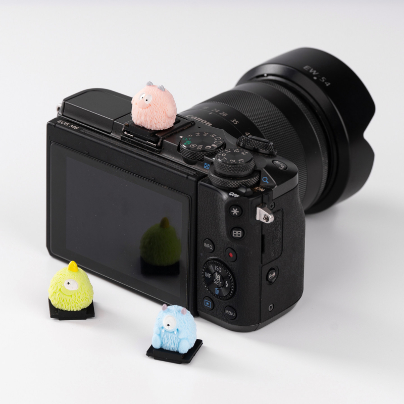 Capac de protecție pentru suportul hot-shoe al camerei, figură decorativă Little Monster Figurine, compatibil Canon R50/R10/R7 (Brand: minifoto; Cod produs: Little Monster Figurine; Compatibilitate: Canon R50/R10/R7)