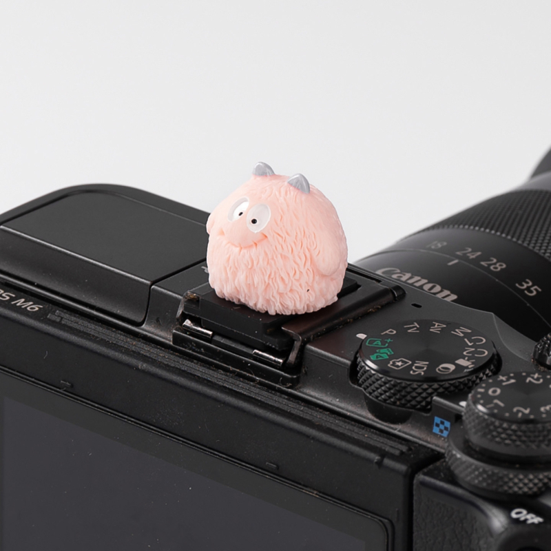 Capac de protecție pentru suportul hot-shoe al camerei, figură decorativă Little Monster Figurine, compatibil Canon R50/R10/R7 (Brand: minifoto; Cod produs: Little Monster Figurine; Compatibilitate: Canon R50/R10/R7)