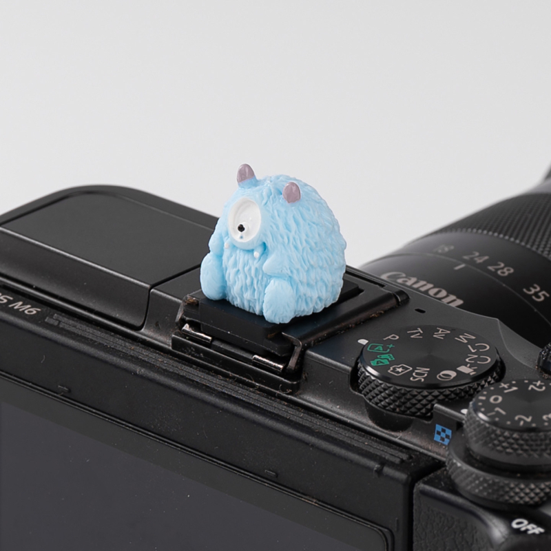 Capac de protecție pentru suportul hot-shoe al camerei, figură decorativă Little Monster Figurine, compatibil Canon R50/R10/R7 (Brand: minifoto; Cod produs: Little Monster Figurine; Compatibilitate: Canon R50/R10/R7)