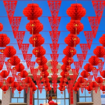 Esküvői helyszín dekorációs készlet: műanyag szalagokból készült girlandok, lámpások és banner „kettős boldogság”