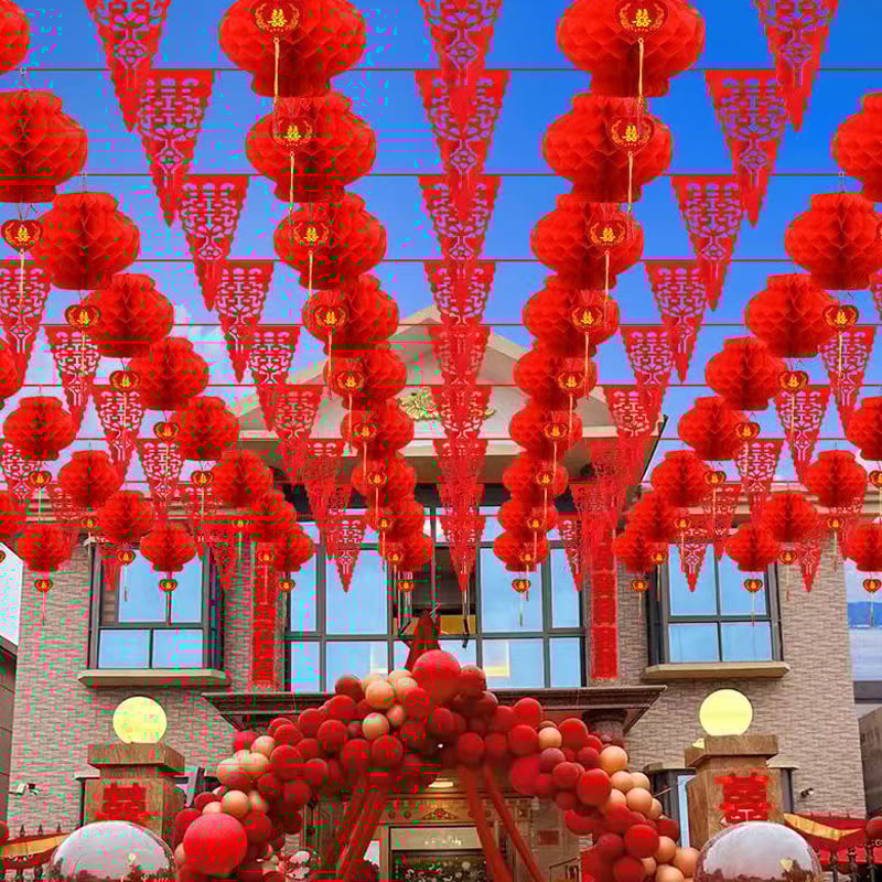 Esküvői helyszín dekorációs készlet: műanyag szalagokból készült girlandok, lámpások és banner „kettős boldogság”