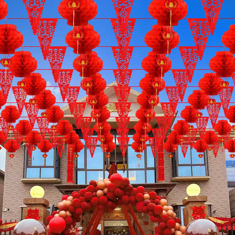 Esküvői helyszín dekorációs készlet: műanyag szalagokból készült girlandok, lámpások és banner „kettős boldogság”